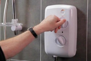 Chọn mua máy nước nóng phù hợp với nhu cầu - 2 dung-chet-tre-vi-dung-may-nuoc-nong-khong-dung-cach-4